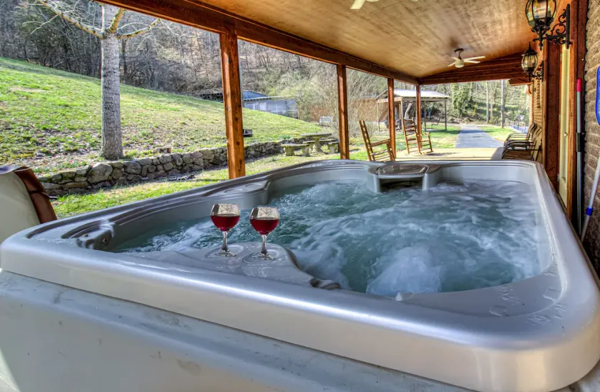 Kenny's Mountain Hideaway w/ Hot Tub, Arcade, Fireplace, Views, & 10 King Beds - Image 1
