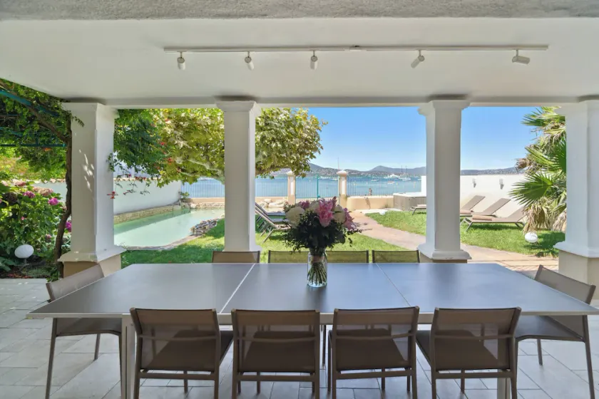 Villa Pieds dans l'eau with private sandy beach on the Gulf of Saint Tropez - Image 1