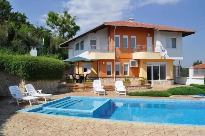 Immaculate 6-Bed Villa in Balchic Bulgaria - Image 1