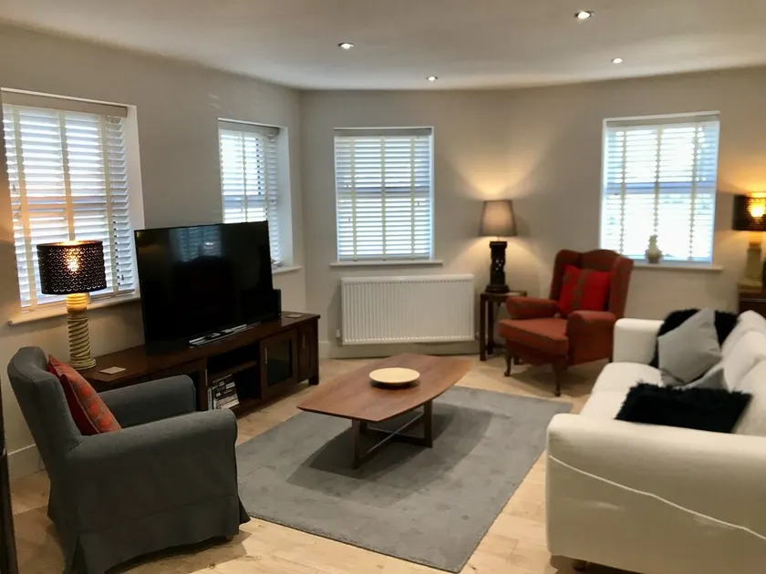 Entire Stylish Garden Apartment 2 double ensuite bedrooms sleeps 4 Pet friendly  - Image 1