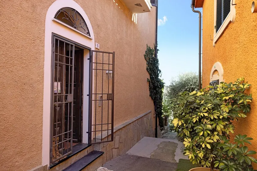 Ferienwohnung \"Residenza Stoechas White\" mit WLAN, Garten und Terrasse - Image 1