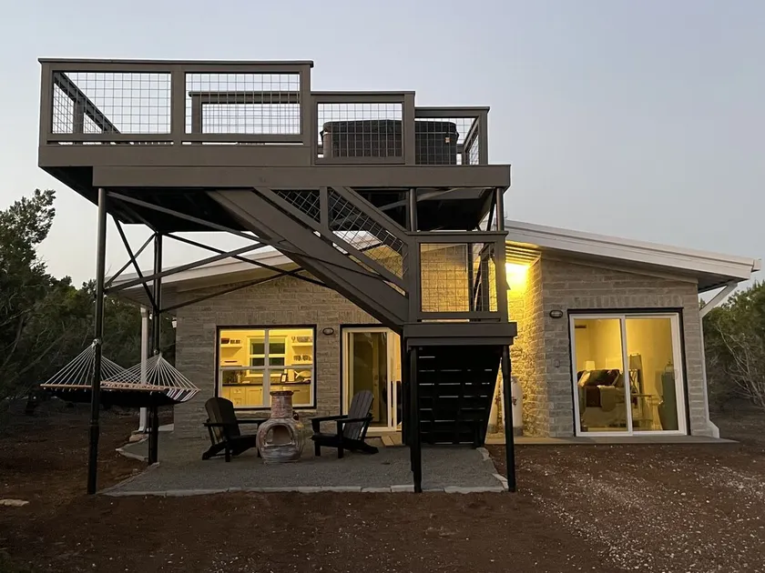 New mod container w/12-foot deck, hot tub, 360 amazing views, BOGO wine tasting - Image 1