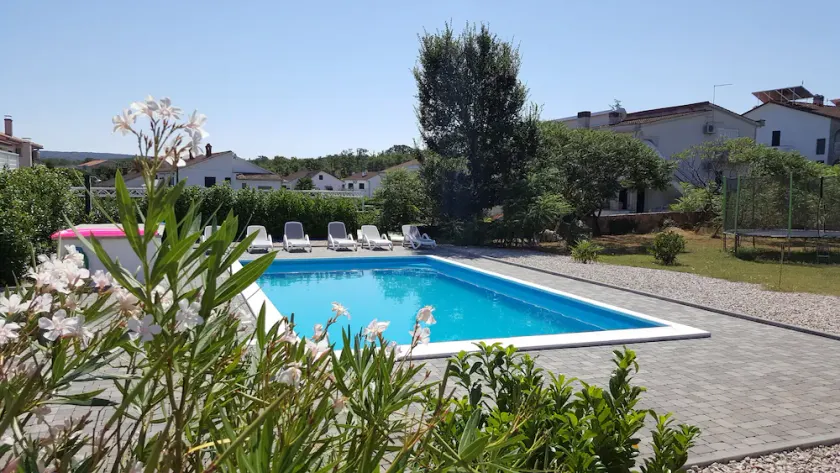 Apartamento de 4 estrellas en Malinska 150m de la playa con piscina, lavavajillas, Wi-Fi, aire - Image 1