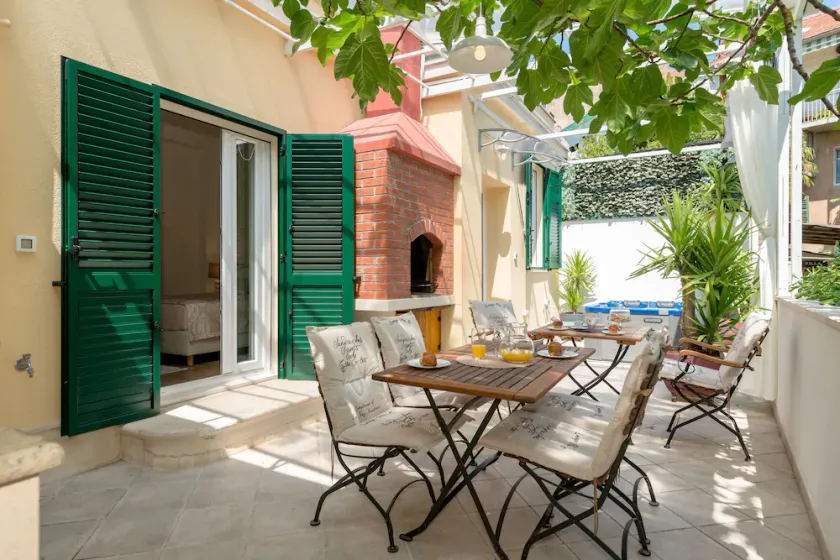 Luxury apartment positioned in a green oasis in the middle of the city - Image 1