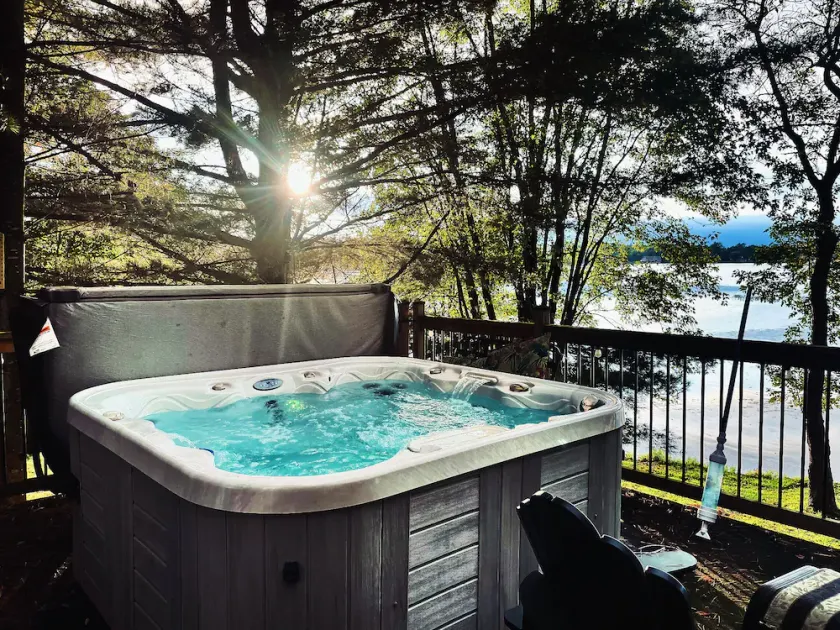 Cozy 4 Season Cottage stunning sunsets on Sparrow Lake!(Pet friendly)New Hot Tub - Image 1