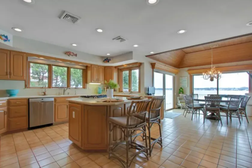 Waterfront Vacation Dream Home - Image 1
