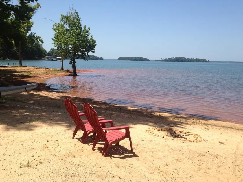 Lakefront w/Large Covered Porch. Wooded. Pool. Pavilion. Kayaks. Near Clemson. - Image 1