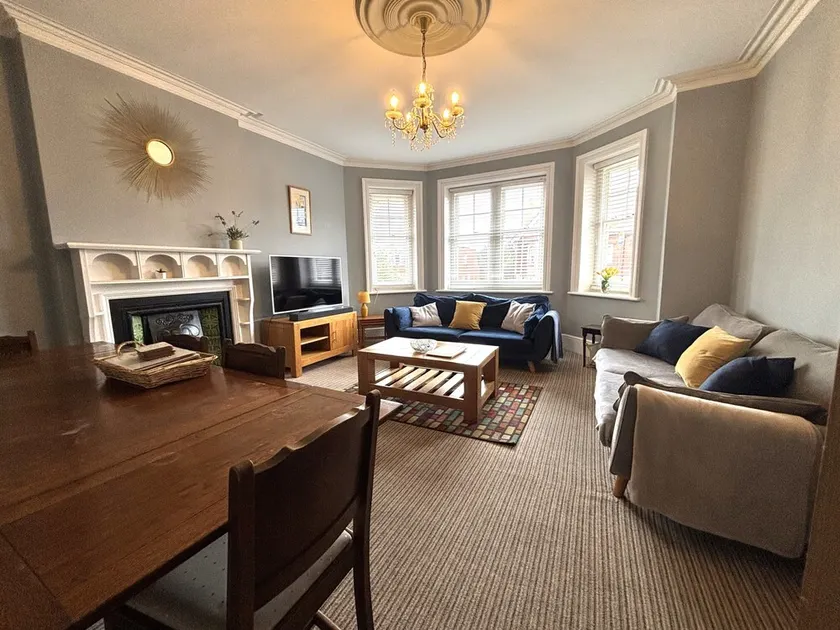 Silverdale Sunbeams, very spacious apartment walking distance to beach and town - Image 1
