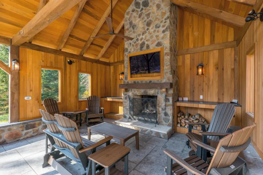 Lake House Luxury Cabin! - Image 1