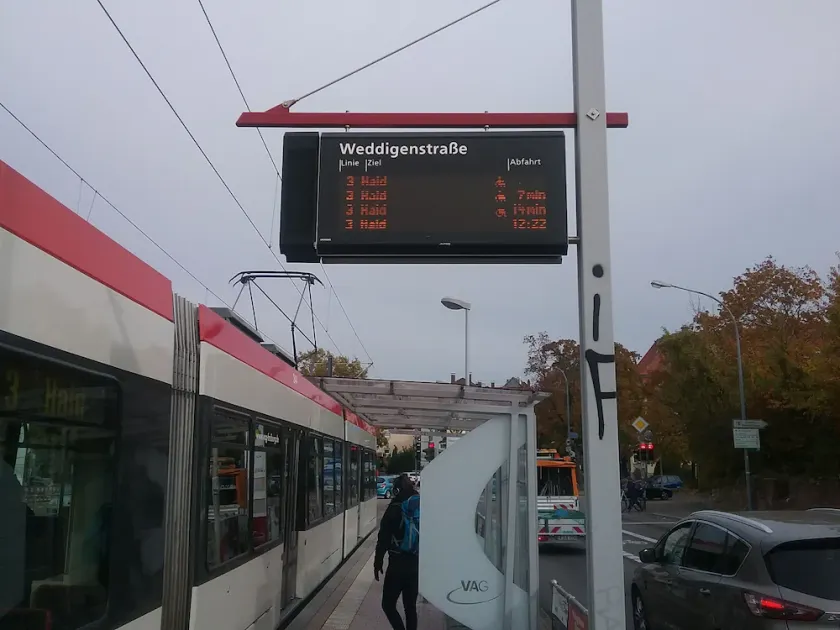 Attraktiv lägenhet med en stor säng för en god natts sömn - Image 1