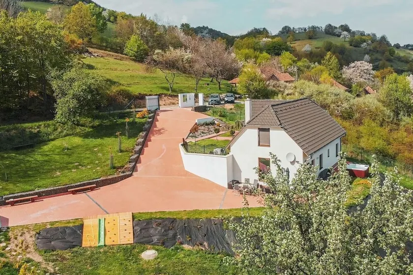 Captivating 3-Bedrooms Cottage in the hills - Image 1
