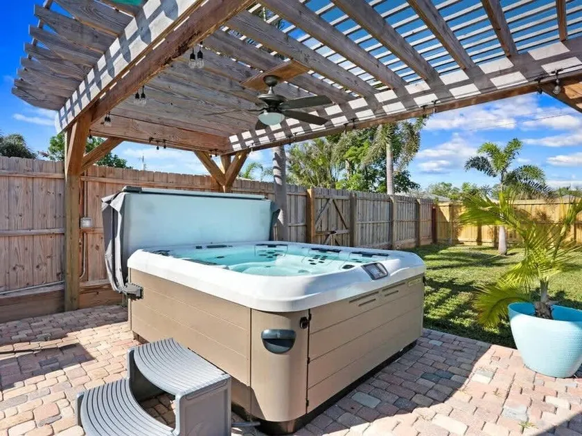 1 Bedroom House with Hot Tub - Image 1
