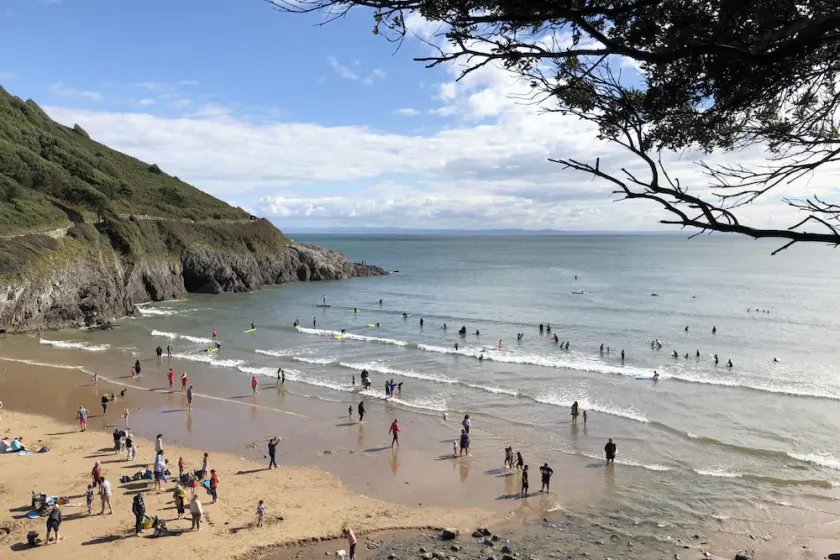 Stunning Beach Front Apartment in Caswell Swansea - Image 1