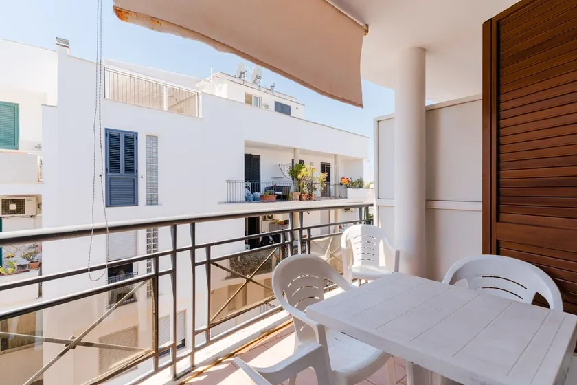 Central Apartment with Air Conditioning and Balcony - Image 1