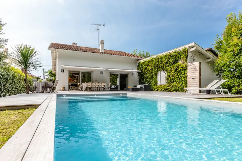 Smukt moderne hus med opvarmet swimmingpool på 8m x 4m - Image 1