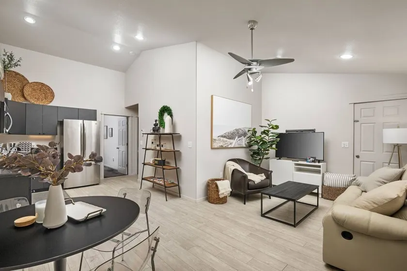 Prime Location, Pet Friendly, Single Level, New Decor and Furnishing, 10 Min to PDX and Vancouver - Image 1
