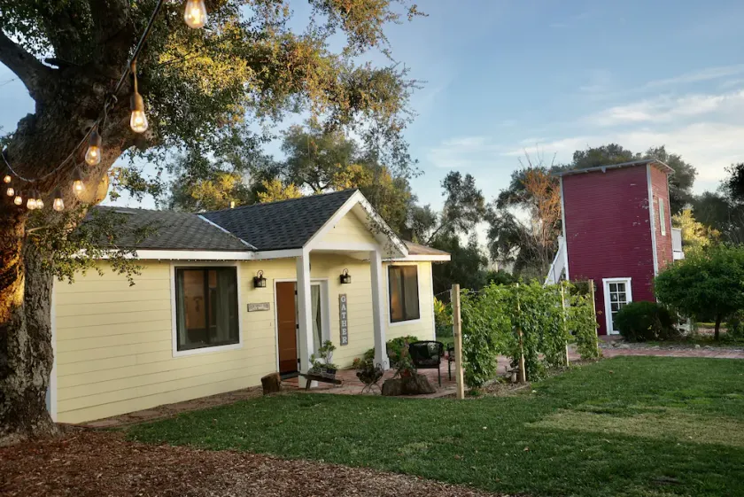 Cheerful Peaceful 4 BR Country Cottage Farmhouse - Image 1