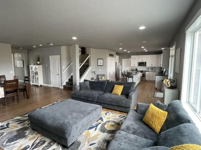 Beautiful 3 bed+den, 3bath huge home on the Spokane River and Centennial Trail - Image 1