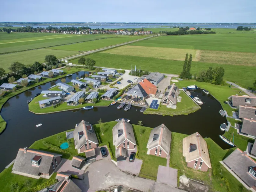 Modern water cottage with microwave, in the Sneekermeer area - Image 1
