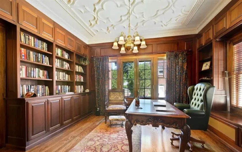Beautiful English Mansion, 1/4 mile from Lake and close to Arts & Entertainment - Image 1