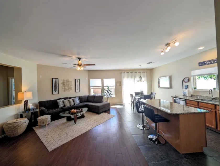 Cozy Casa on cul-de-sac corner lot, heated spa, bring your fur baby! - Image 1