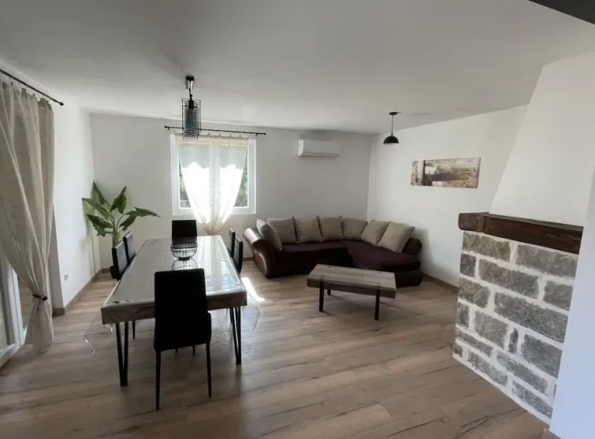 Belle Maison Rénovée Avec Jardin, à 500m du Centre Village - Image 1