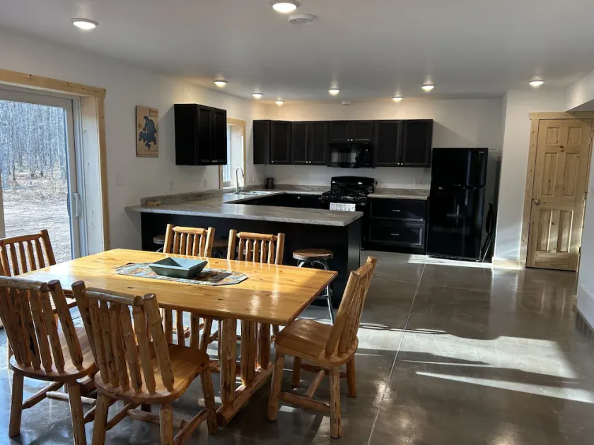 Spacious cabin minutes from recreational trails & Round Lake - Image 1