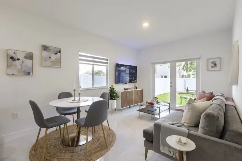 NEW BUILD! Luxury 3 Bedroom / 2 Bathroom Private Clean Home - MIAMI☀️🏝 - Image 1