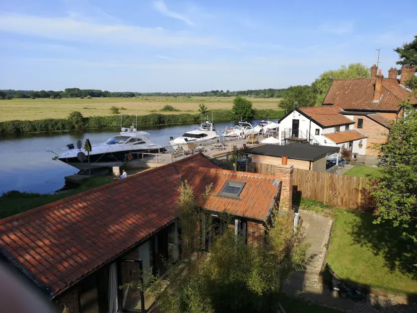 Nyligt ombygget lade i fantastisk flodbredde på Norfolk Broads - Image 1