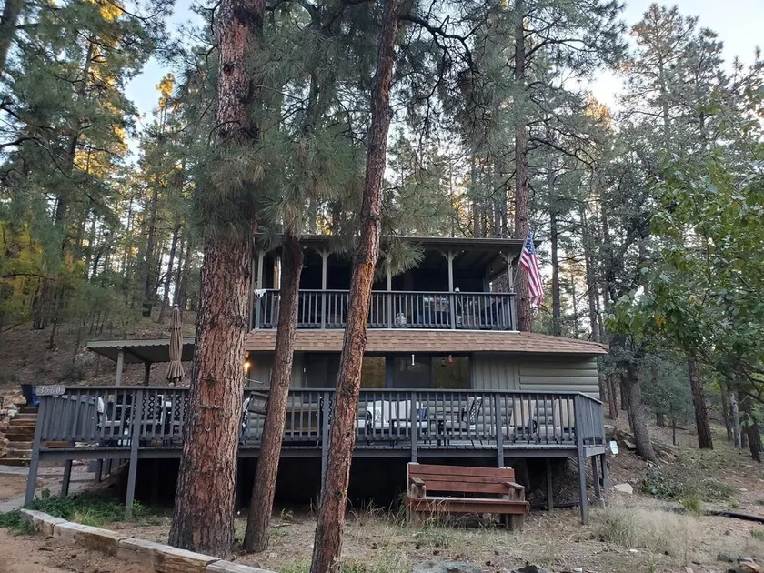 Cozy Cabin with Bunkhouse - Image 1