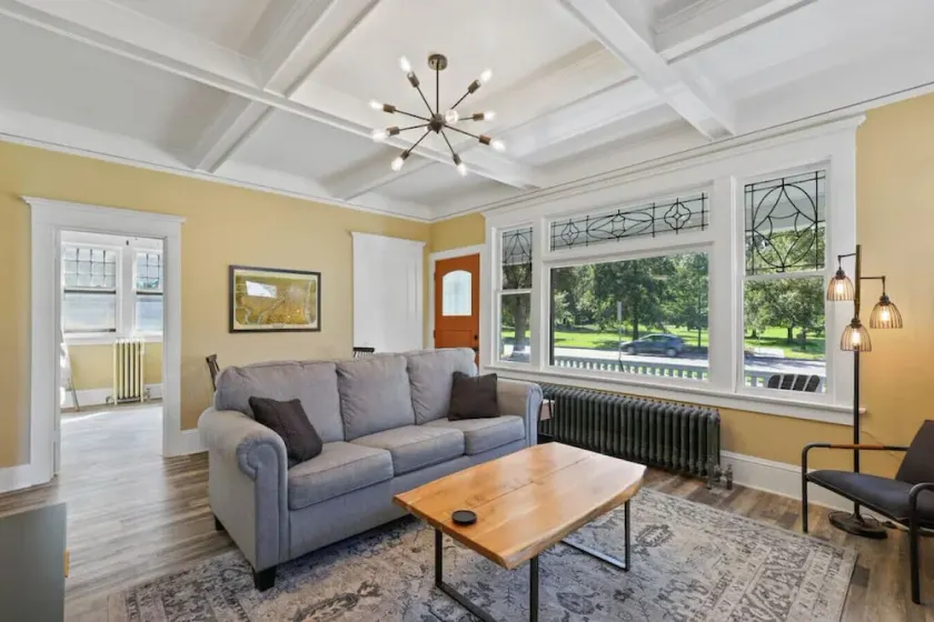 Stunning Craftsman Home in Manito FREE parking - Image 1