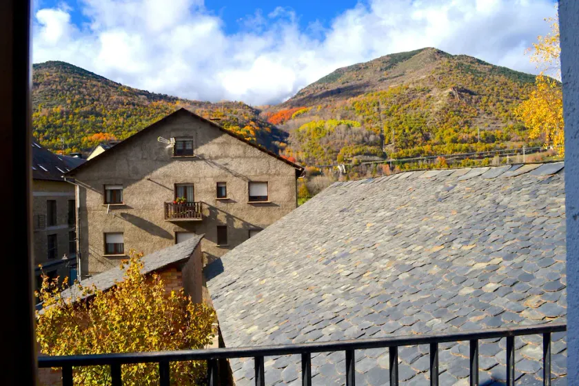 Apartamento con vistas y céntrico en Esterri - Image 1