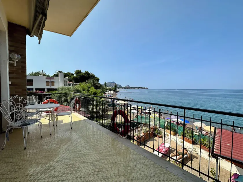 Lejlighed i villa med terrasse med udsigt over havet - Image 1