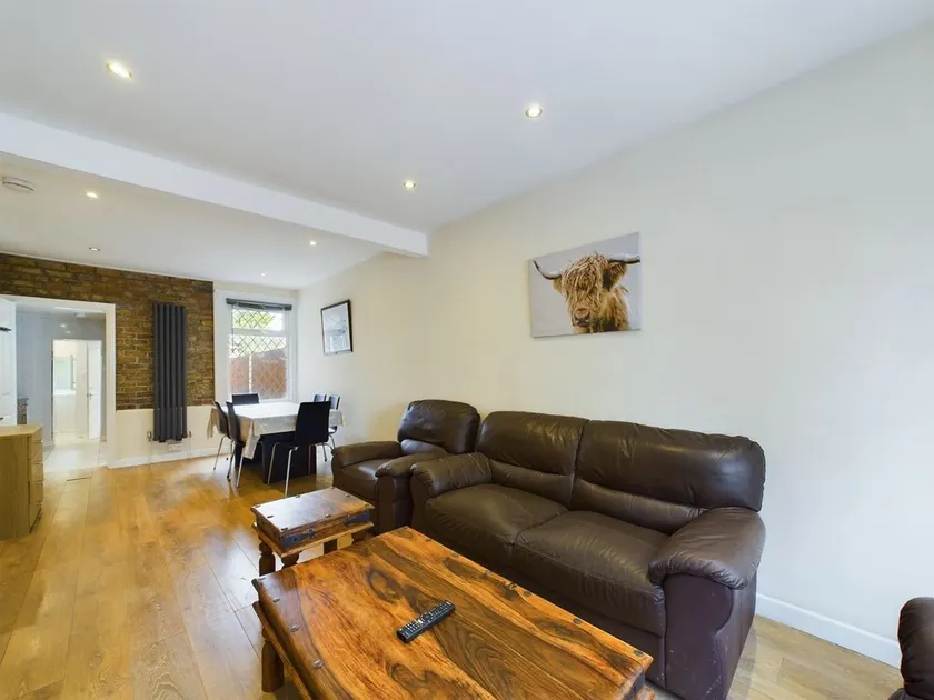Beautiful 4 bed | 3 bathroom house | Garden| 5 mins walk to East Croydon station - Image 1