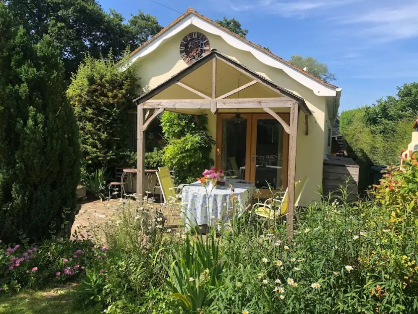 Rookery Nook, spacious & pet friendly - wifi, gardens, parking, sleeps 3 - Image 1