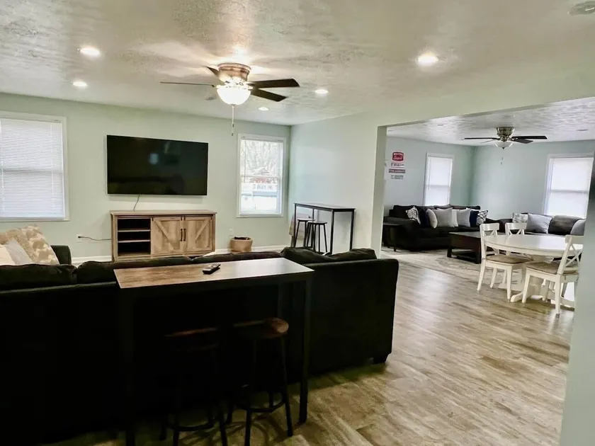Large home with yard, 7 bedrooms, and lots of living space - Image 1