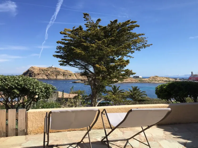 Exceptional seafront location - Image 1