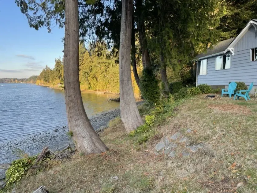 Waterfront!!   Cozy beach cottage - just 10 min from Seattle ferries! - Image 1