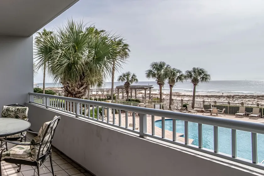 Beach Front Condo, geräumig, sauber und komfortabel - Image 1