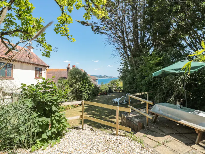 HESELWOOD, pet friendly, character holiday cottage in Lyme Regis - Image 1