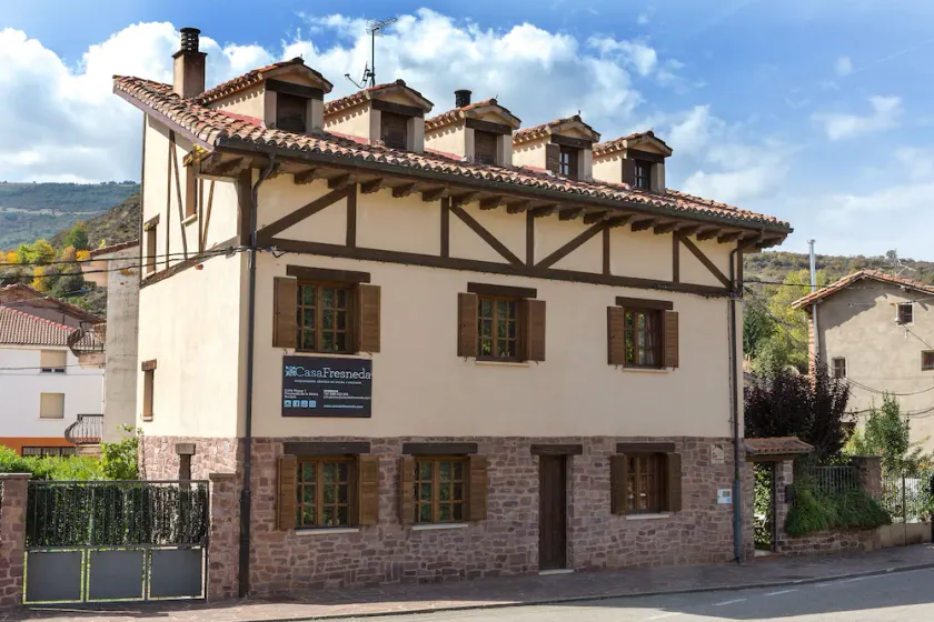 Casa Fresneda Jardín río y parque infantil frente a la casa - Image 1