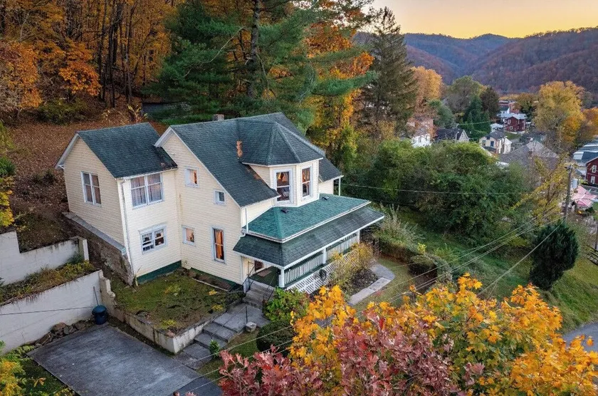 Large, historic, pet friendly home at Southern Gateway to New River Nat'l Park. - Image 1