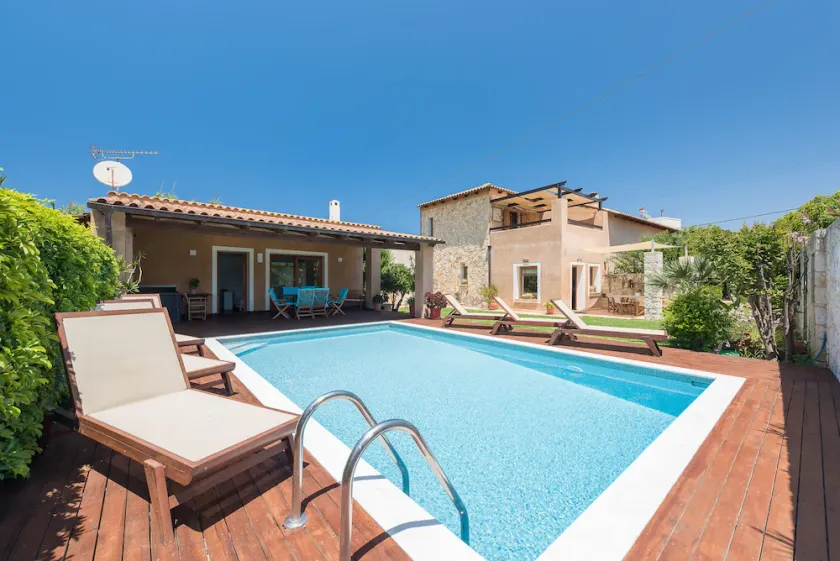 A beautiful furnished villa, located in a peaceful area only 600m from the sea - Image 1