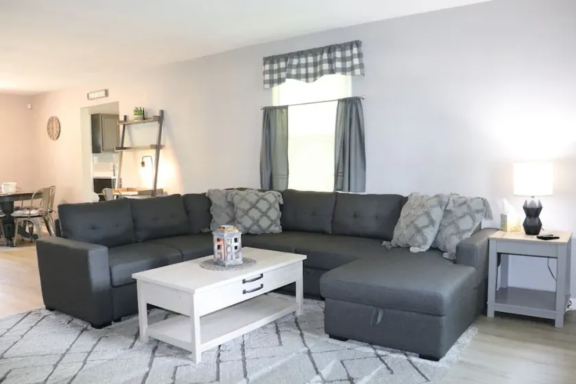 No Stairs Rustic Farmhouse APT King Beds/Fast WIFI - Image 1
