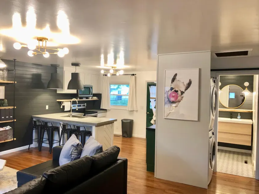 Auto-enregistrement facile pour une maison située au centre - Séjournez à Lazy Llama House! - Image 1
