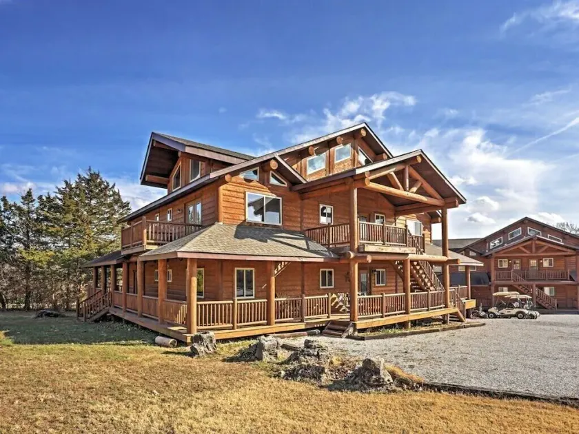Kings River Lodge North” - Spacious 10 Bedroom Log Cabin Across from the Lake! - Image 1