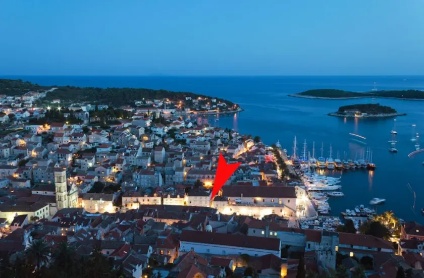 Lovely one bedroom apartment for 3 on the main Hvar town square - Image 1