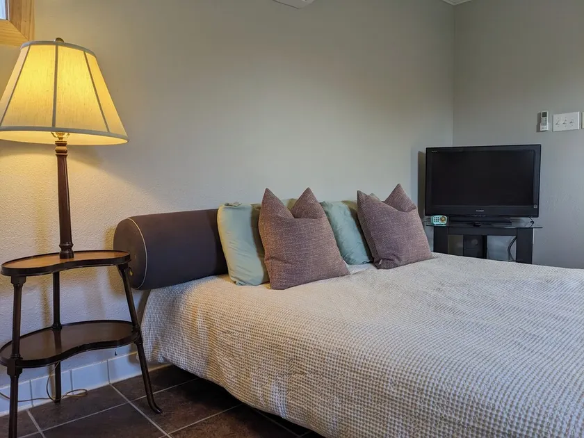 Spacious Studio in Lovely, Safe Neighborhood - Image 1