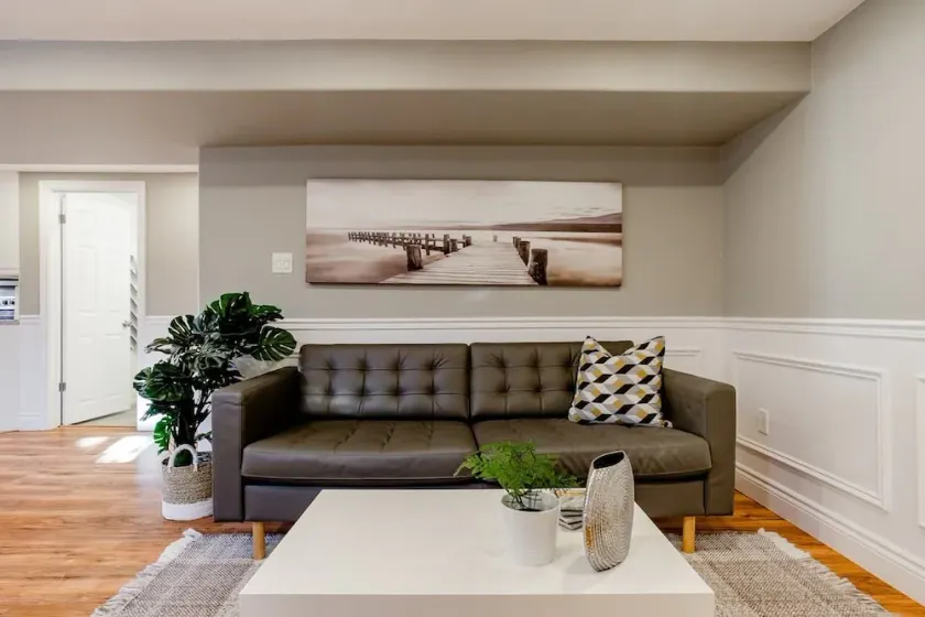Grimsby Lakeview Suite l 2 Min Walk to Lake Ontario l King Bed l Great Value - Image 1