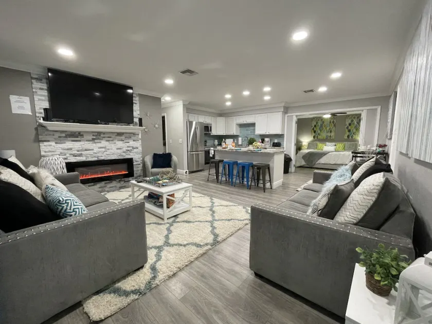 SHOW STOPPER! HEATED POOL, UPDATED HOME 2 MILES TO BEACH!! 3 KING BEDS! 4BD 2BA - Image 1